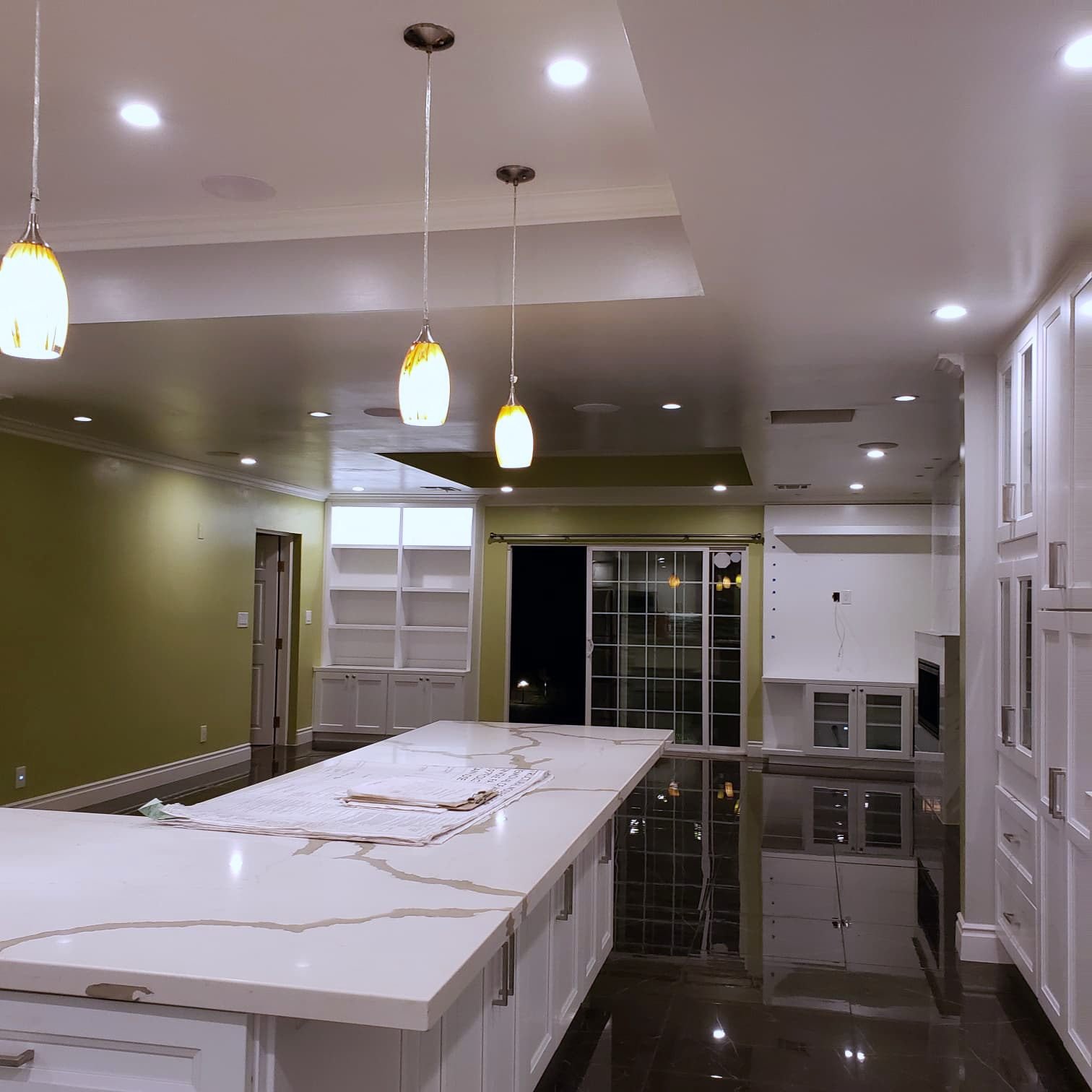 Kitchen island under pendant lighting
